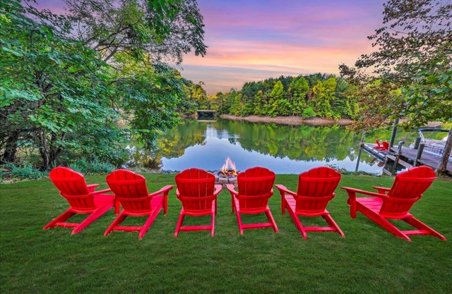 Beautiful & pet-friendly lake house with incredible views and dock