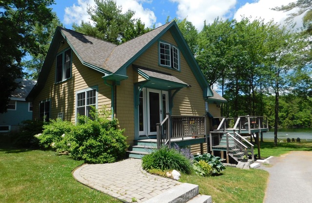 Beautiful pet-friendly waterfront home with sandy beach on Sebago Lake Basin!