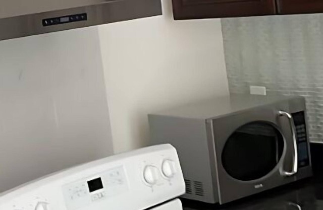 Beautiful place with Kitchen, Washing Machine, Internet near UBC, beach and DT