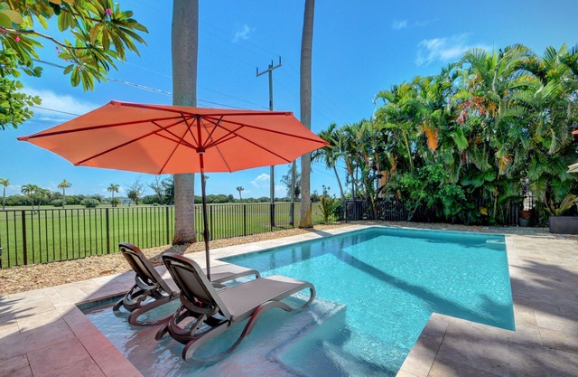 Beautiful Pool home on Golf Course, with Intracoastal views, 1 mile to the Beach