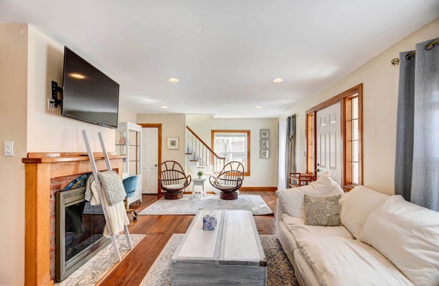 Beautiful Portsmouth Cottage By the Sea w/ Jacuzzi