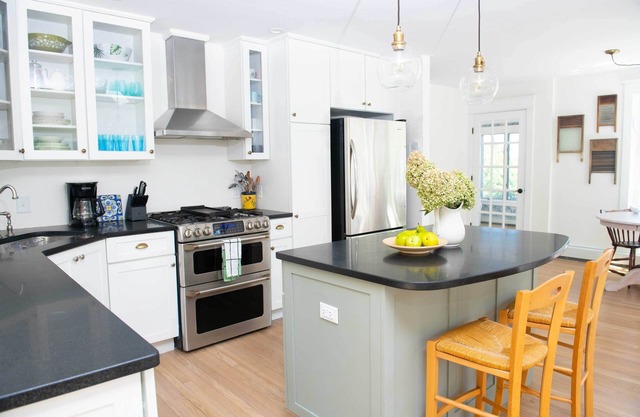 Beautiful Portsmouth Home: Water Views, Near Beach