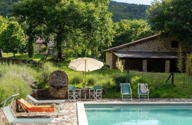 Wunderbares alleinstehendes Ferienhaus für 16 Gäste mit privatem Pool, W-LAN und Parkplatz
