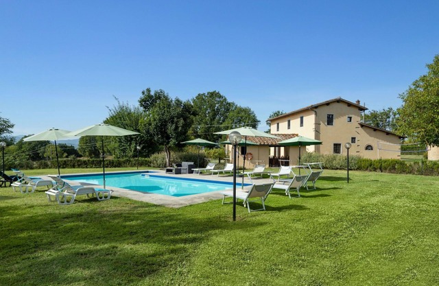 Alleinstehendes Ferienhaus mit Klimaanlage, W-LAN, privatem Pool, TV, Innenhof, Parkplatz