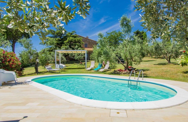 Alleinstehendes Ferienhaus mit W-LAN, privatem Pool, TV, Innenhof, Panoramablick, Parkplatz