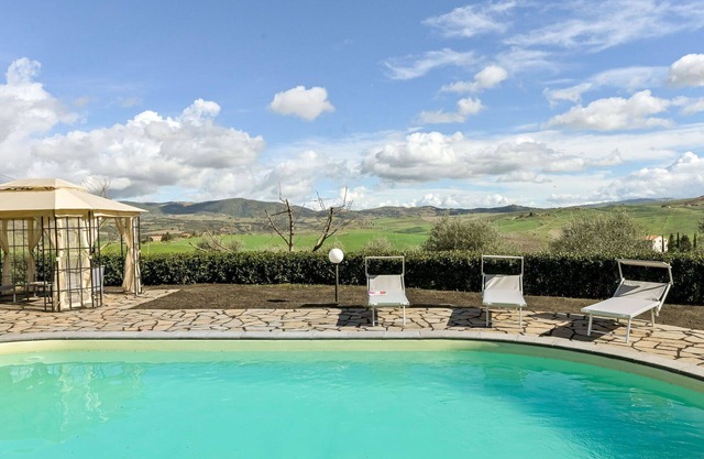 Alleinstehendes Ferienhaus mit W-LAN, privatem Pool, TV, Innenhof, Panoramablick, Parkplatz