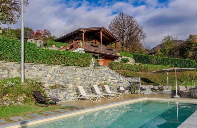 Alleinstehendes Ferienhaus mit privatem Pool, W-LAN, Klimaanlage, TV, Terrasse, Panoramablick