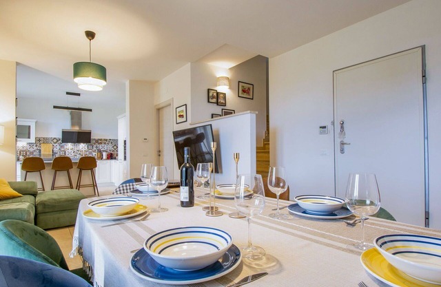 Schönes alleinstehendes Ferienhaus mit W-LAN, Whirlpool, Klimaanlage, TV, Balkon, Parkplatz
