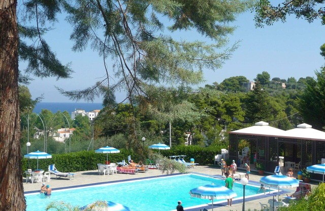 Atemberaubendes alleinstehendes Ferienhaus mit W-LAN, Klimaanlage, Pool, Terrasse und Parkplatz