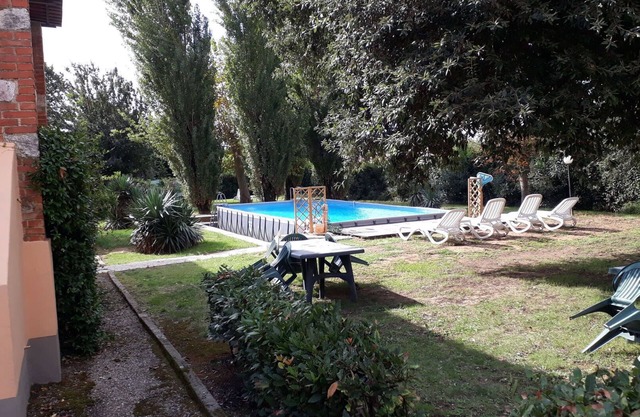 Alleinstehendes Ferienhaus mit privatem Pool, W-LAN, TV, Veranda, Parkplatz, bei Lucca