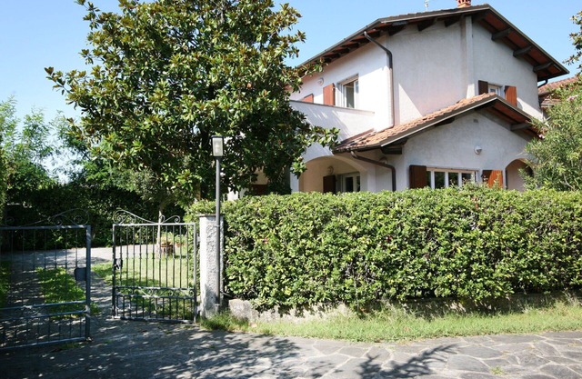 Schönes alleinstehendes Ferienhaus für 8 Leute mit W-LAN, TV, Terrasse und Parkplatz