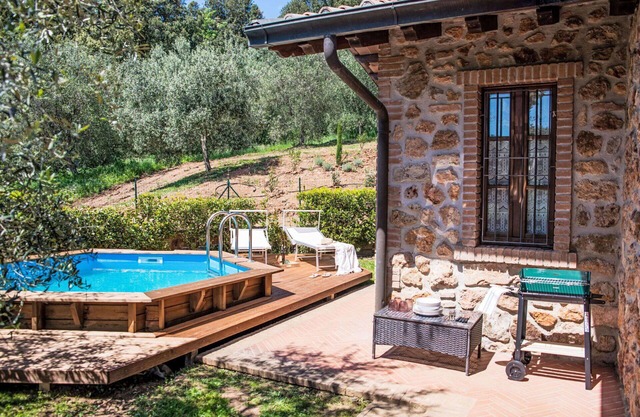 Schönes alleinstehendes Ferienhaus mit Klimaanlage, W-LAN, privatem Pool, TV, Innenhof, Parkplatz