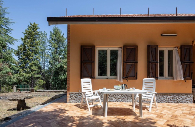 Schönes alleinstehendes Ferienhaus für 8 Personen mit W-LAN, TV, Terrasse und Parkplatz