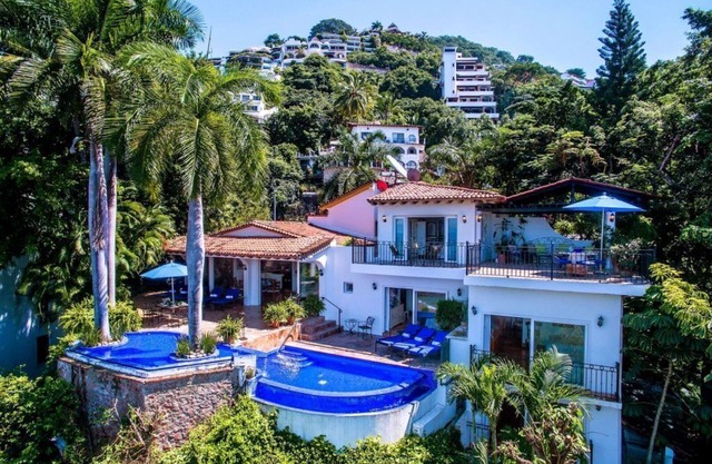 Beautiful Private Beachfront Villa Close to Town, Staff & Airport Transfers incl