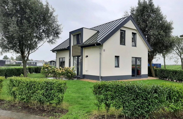 Schönes alleinstehendes Ferienhaus für 10 Gäste mit W-LAN, Pool, TV, Terrasse und Parkplatz