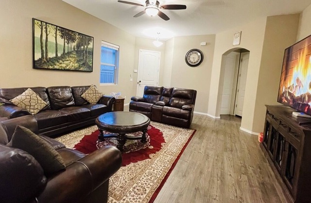 Beautiful private home,great views, clean & specious,2minutes to Iron King Trail