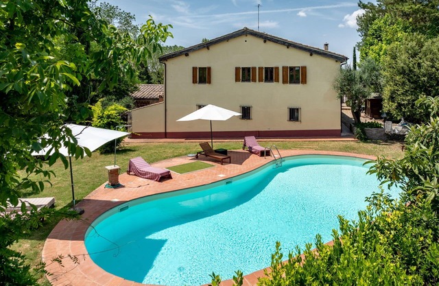 Atemberaubendes alleinstehendes Ferienhaus mit W-LAN, privatem Pool, TV und Parkplatz, bei Siena