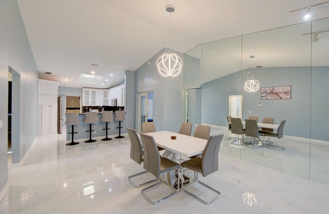 Beautiful private 4-bedroom/2-bath lakeview house in Sunrise