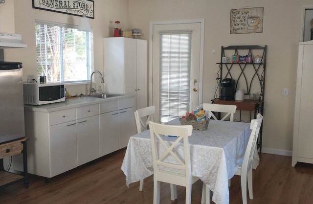 New Beautiful Private Quiet Suite. Coffee Bar, Free Parking & Movies!