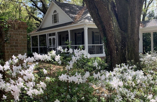 Beautiful private cottage conveniently located in Killearn Estates