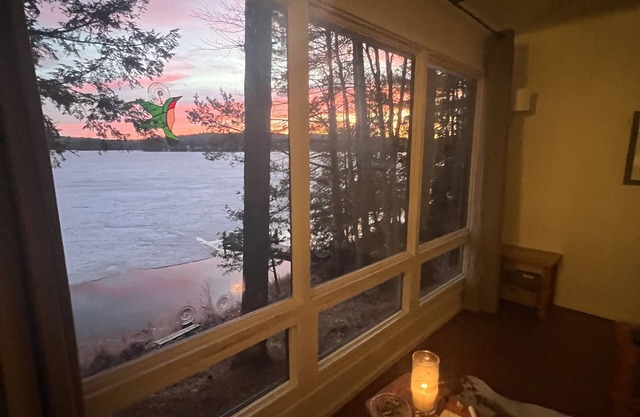 Beautiful private waterfront cottage