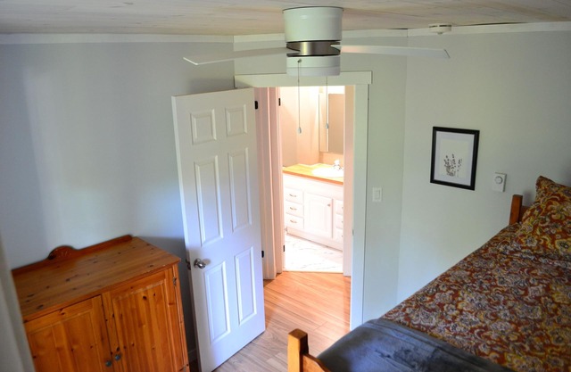 Beautiful private cottage on quiet Crescent