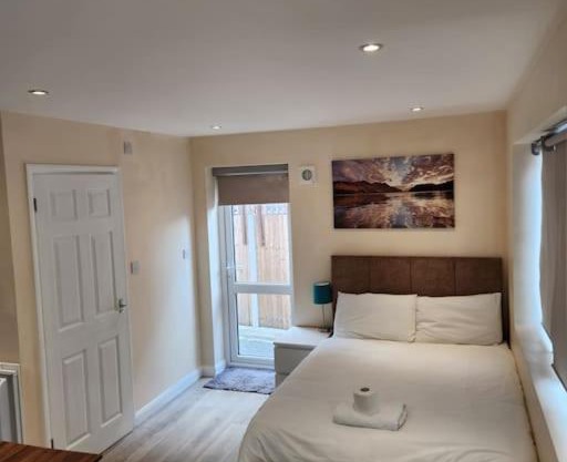 Beautiful private en-suite room with its own entry