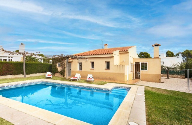 Alleinstehendes Ferienhaus mit Klimaanlage, privatem Pool, W-LAN, TV, Innenhof, Parkplatz