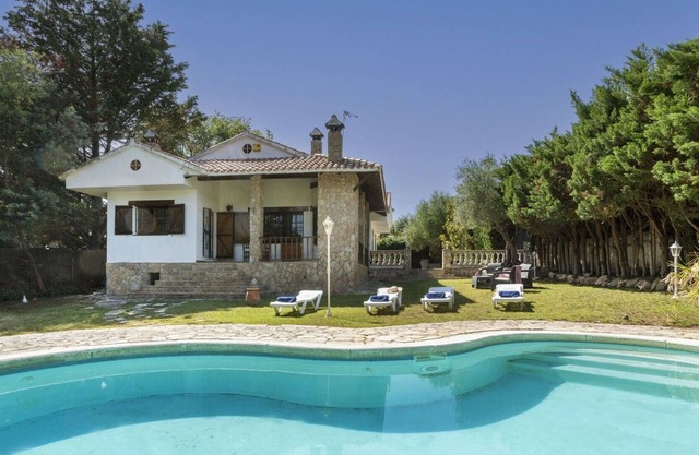 Beautiful private villa for 6 people with WIFI, private pool, A/C, TV, pets allowed and parking
