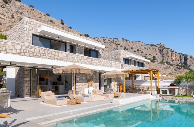 Wunderbares alleinstehendes Ferienhaus mit W-LAN, privatem Pool, Klimaanlage, TV, Balkon, Parkplatz