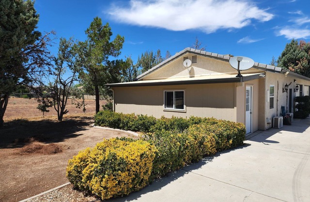 Beautiful Private Guesthouse right off Freeway w/ Full Kitchen