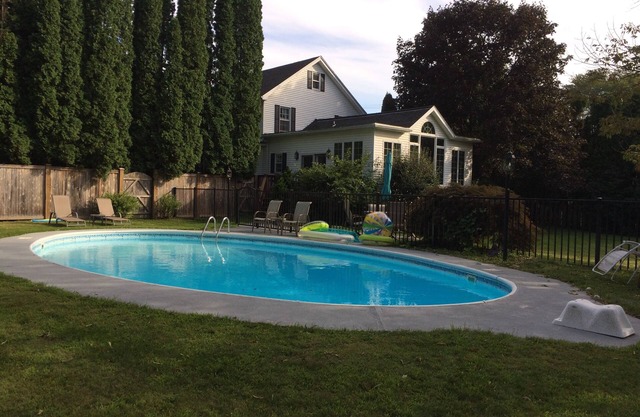 Wunderbares Haus mit In Boden Pool in Private Yard & in der Nähe von Rail Trail