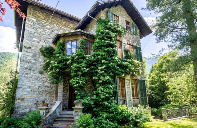 Atemberaubendes alleinstehendes Ferienhaus mit W-LAN, TV, Innenhof, Haustiere erlaubt und Parkplatz