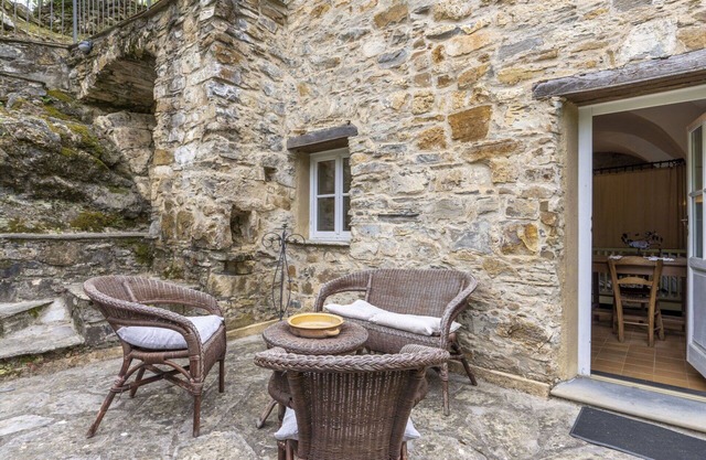 Wunderbares alleinstehendes Ferienhaus mit TV, Innenhof, Haustiere erlaubt und Parkplatz