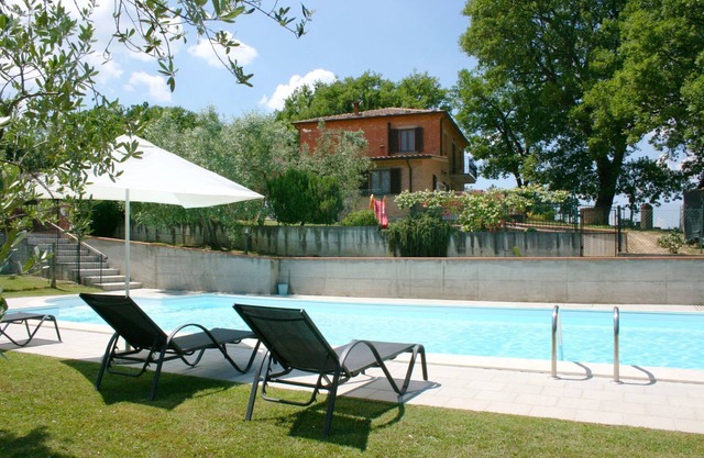 Schönes alleinstehendes Ferienhaus für 9 Leute mit privatem Pool, TV und Parkplatz