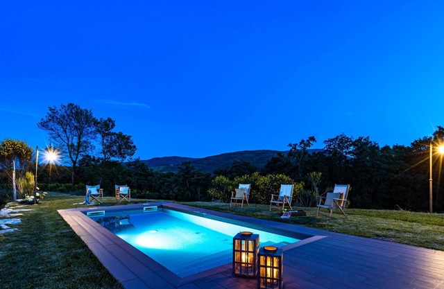 Alleinstehendes Ferienhaus mit W-LAN, Klimaanlage, privatem Pool, TV, Veranda, Parkplatz