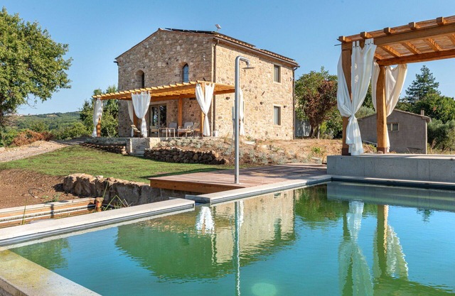 Alleinstehendes Ferienhaus mit privatem Pool, W-LAN, Terrasse, Haustiere erlaubt, Parkplatz