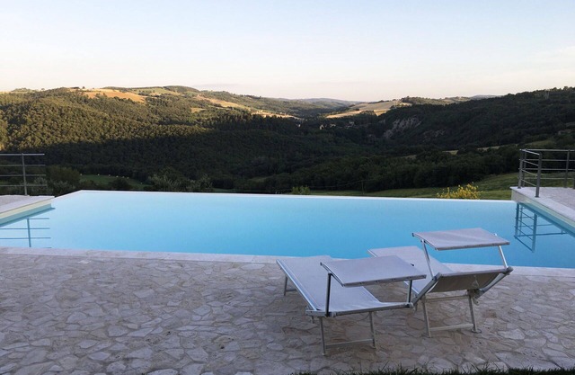 Schönes alleinstehendes Ferienhaus mit W-LAN, privatem Pool, TV, Panoramablick und Parkplatz