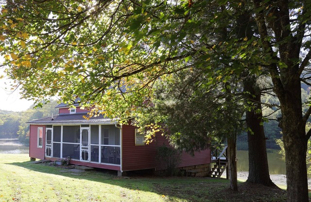 Beautiful Private Lakefront Cottage with Hot tub