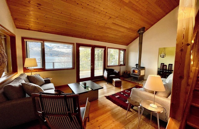 Beautiful Private Lakefront Home
