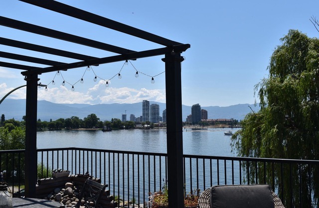 Beautiful & Private Lakeside Space/Downtown/King Bed/2 Patios/BBQ &Dog-Friendly!