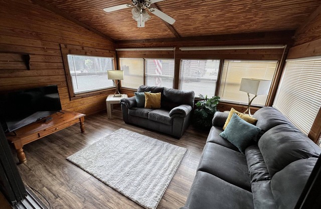 Beautiful private log cabin on the water in a small cabin community.
