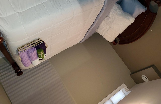 SCHÖNE PRIVATE WOHNUNG MIT EINEM SCHLAFZIMMER AUF DER FLUGHAFENSTRAßE !!