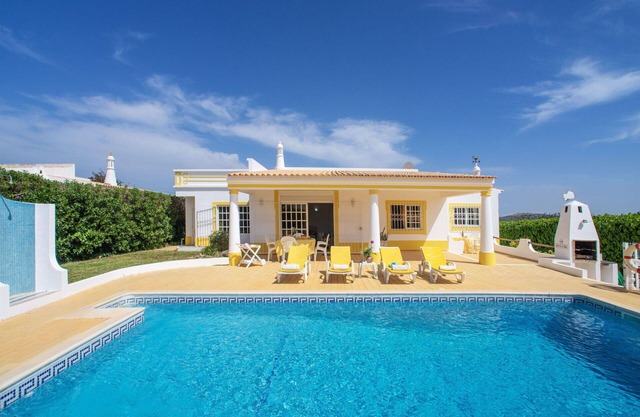 Alleinstehendes Ferienhaus mit Klimaanlage, privatem Pool, W-LAN, TV, Terrasse, Parkplatz