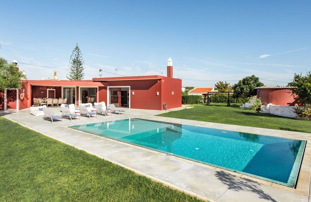 Schönes alleinstehendes Ferienhaus mit Klimaanlage, privatem Pool, W-LAN, TV, Innenhof, Parkplatz