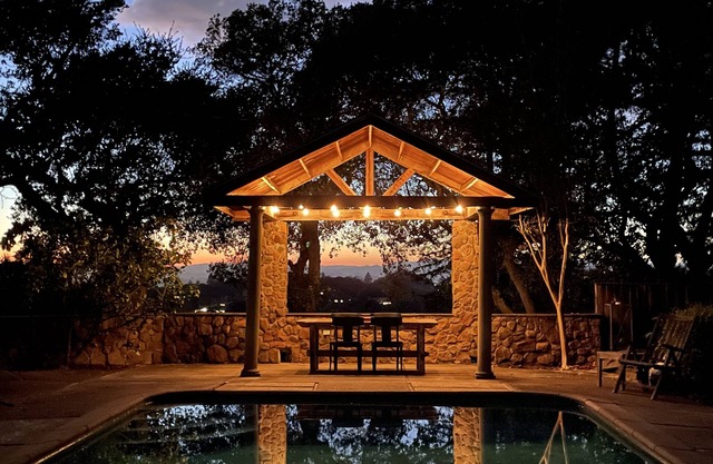 Schöne und private Ridgetop Retreat W / Panoramablick, Riesenpool, Sonnenuntergänge
