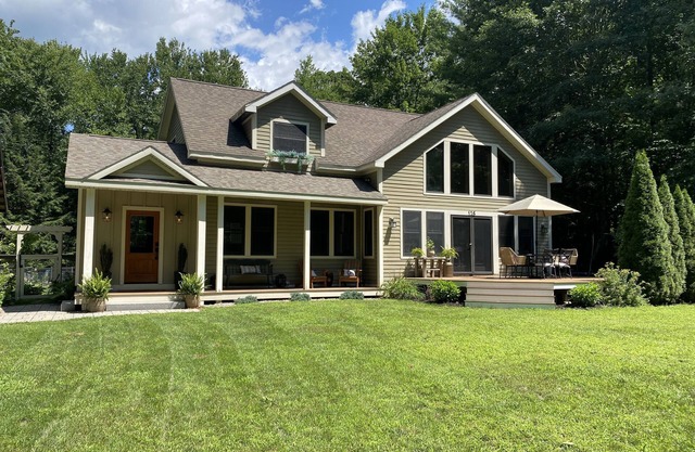 Beautiful, private setting, private pool, close to track & ADKs