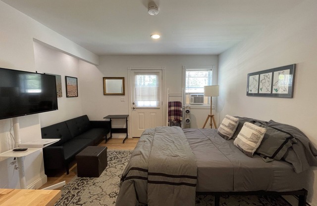 Beautiful Private Studio Apartment!