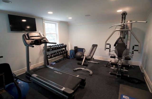 BEAUTIFUL PRIVATE SUITE-2ND FL BARN, SHORT BIKE OR WALK TO VILLAGE & BEACHES