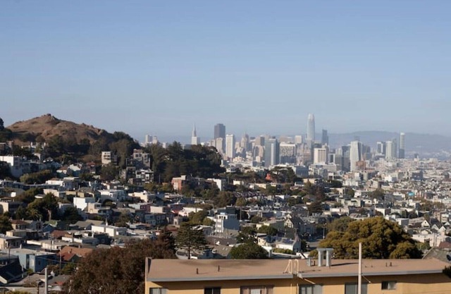 Beautiful Private Studio Apartment With Stunning 360 View of Downtown
